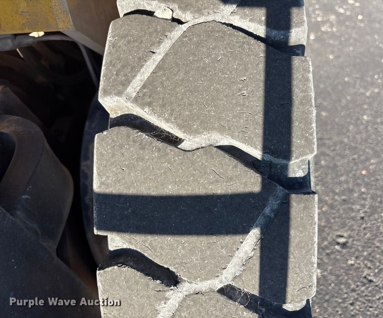 image for item EF6072 Komatsu F G25T-14 forklift