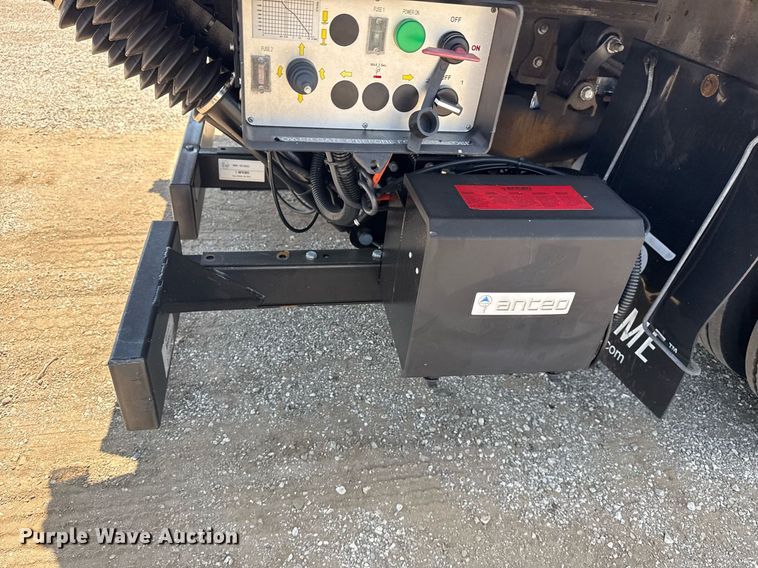 image for item EG6076 2017 Ford F450 Super Duty XL box truck