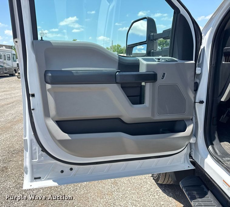 image for item EG6076 2017 Ford F450 Super Duty XL box truck