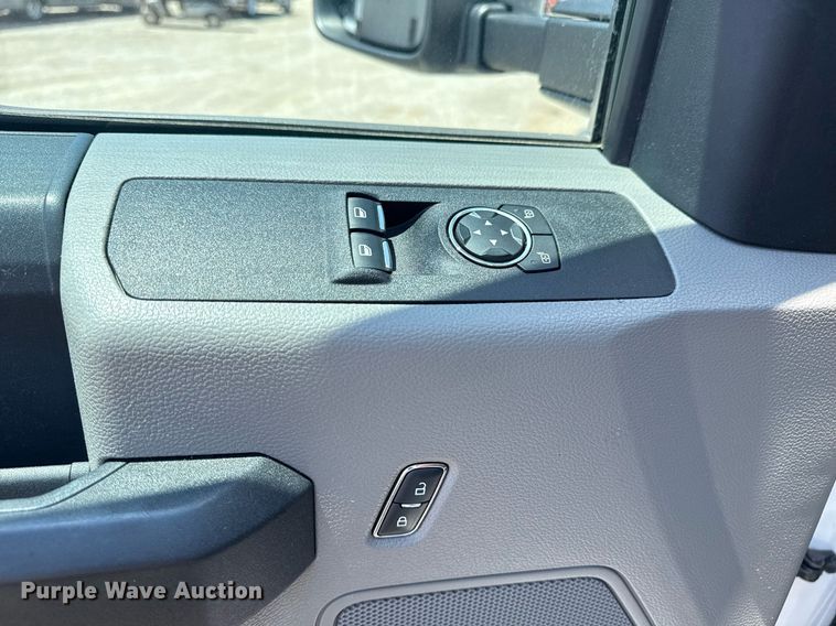 image for item EG6076 2017 Ford F450 Super Duty XL box truck