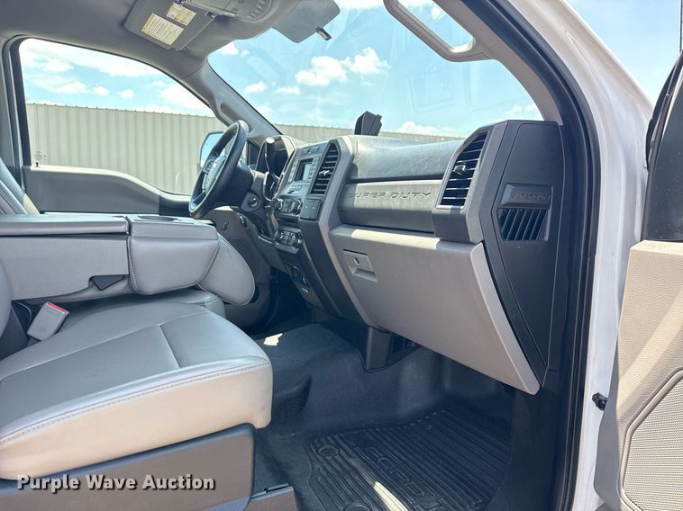 image for item EG6076 2017 Ford F450 Super Duty XL box truck