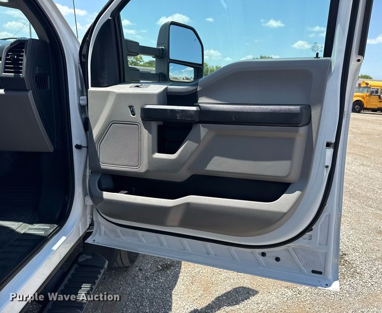 image for item EG6076 2017 Ford F450 Super Duty XL box truck