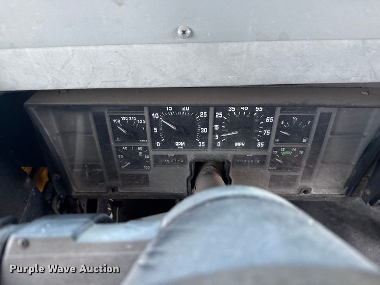 image for item EG6089 2002 International 3800 school bus