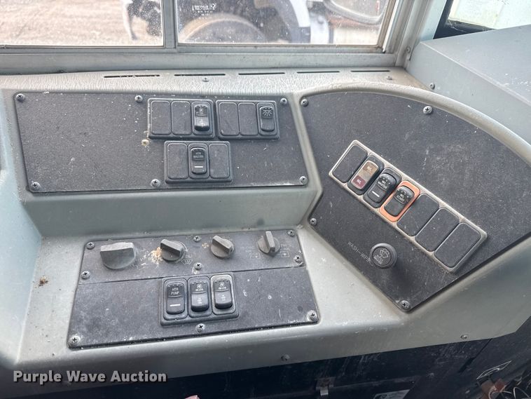 image for item EG6089 2002 International 3800 school bus