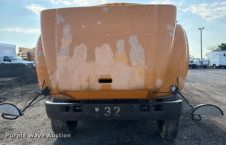 image for item EG6089 2002 International 3800 school bus