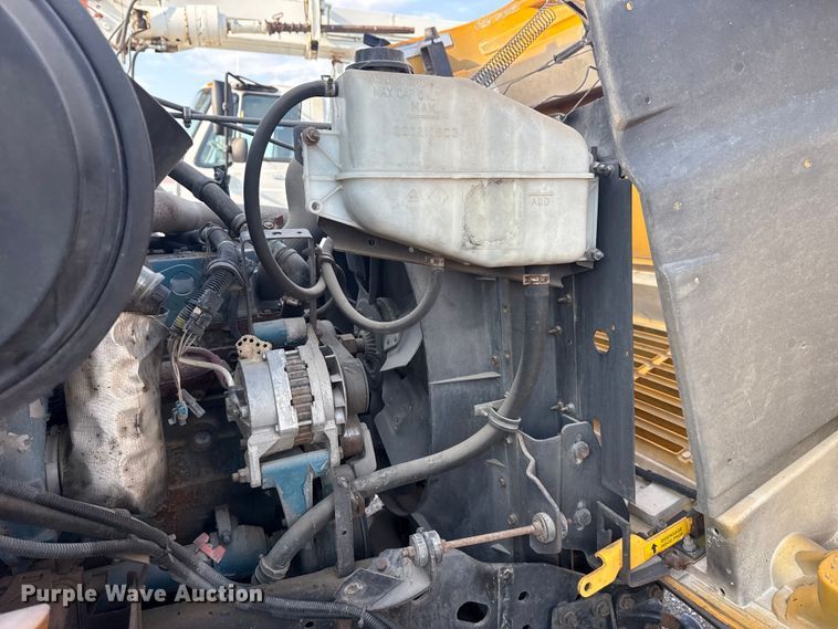 image for item EG6089 2002 International 3800 school bus