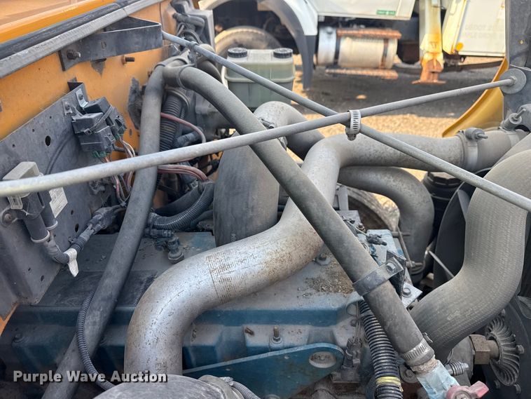 image for item EG6089 2002 International 3800 school bus