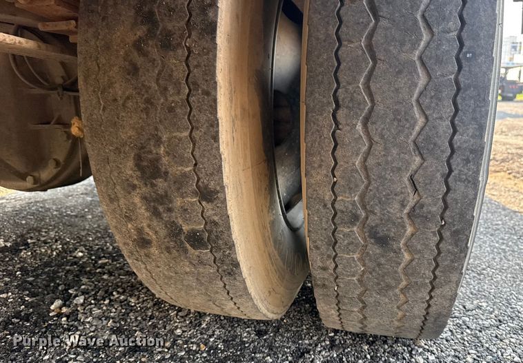 image for item EG6089 2002 International 3800 school bus