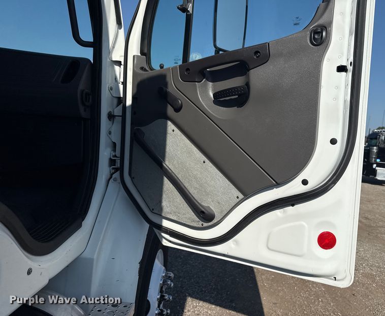 image for item EG6145 2007 Freightliner Business Class M2 flatbed truck