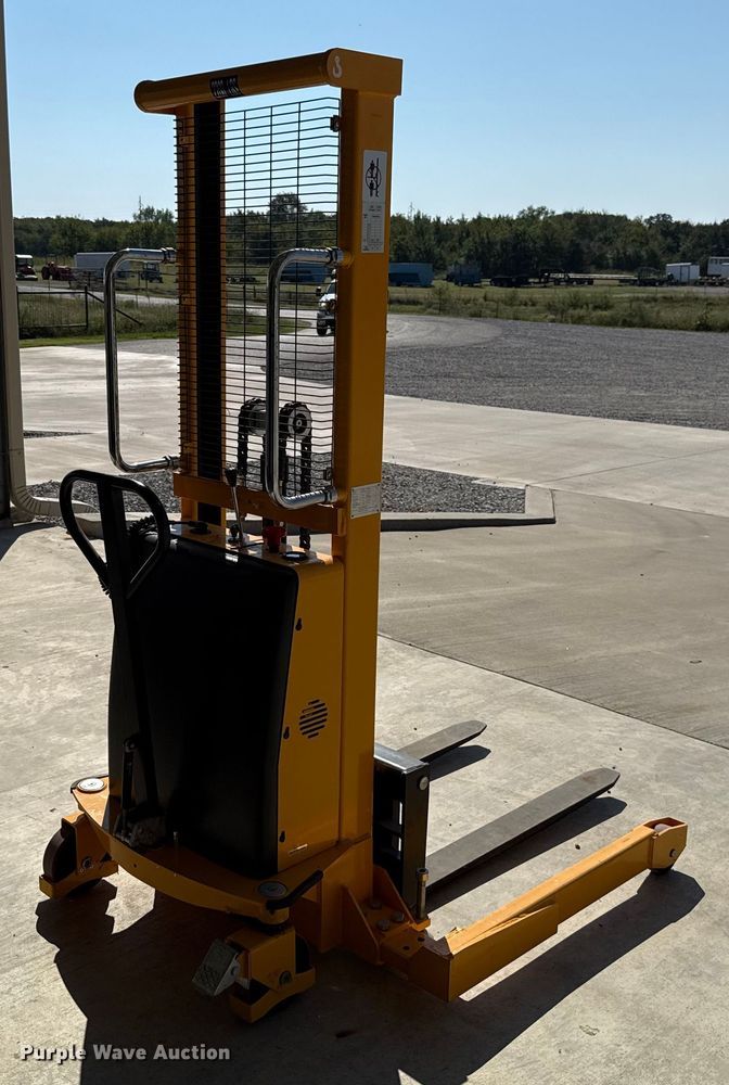 image for item EH4079 2017 Zhejiang H-5439 pallet jack