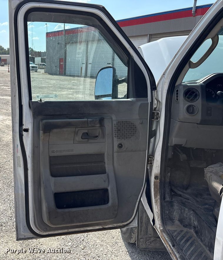 image for item EM6067 2015 Ford E350 Super Duty box truck