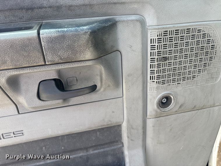 image for item EM6067 2015 Ford E350 Super Duty box truck