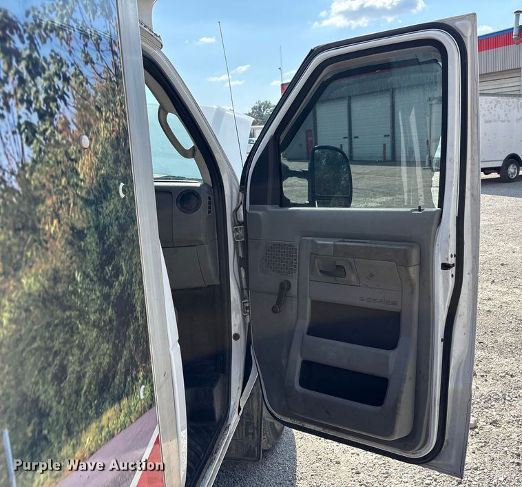 image for item EM6067 2015 Ford E350 Super Duty box truck