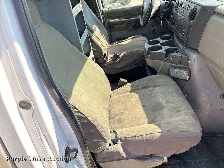 image for item EM6067 2015 Ford E350 Super Duty box truck