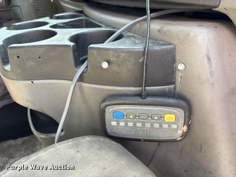 image for item EM6067 2015 Ford E350 Super Duty box truck