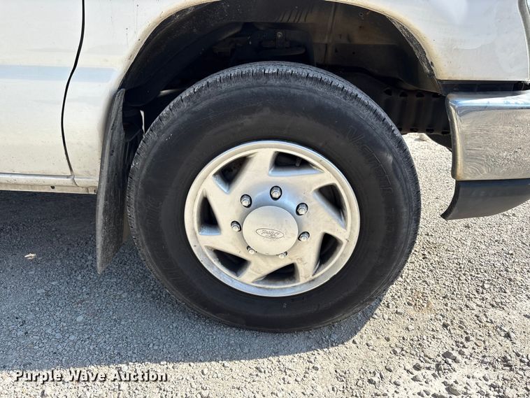 image for item EM6067 2015 Ford E350 Super Duty box truck