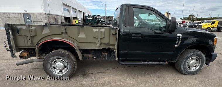 image for item EM6092 2017 Ford F350 Super Duty pickup truck