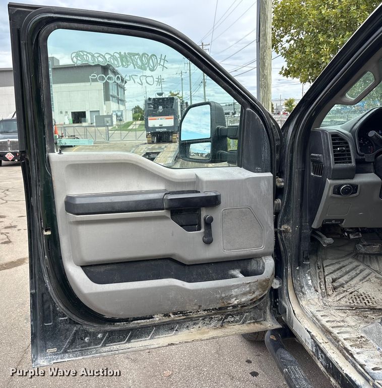 image for item EM6092 2017 Ford F350 Super Duty pickup truck