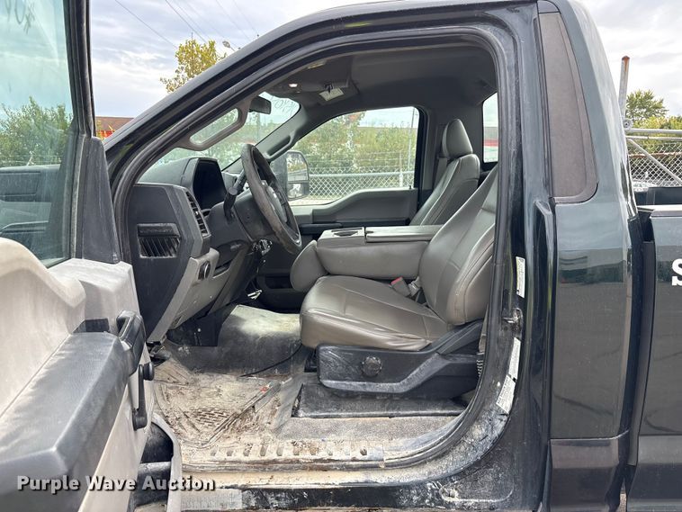 image for item EM6092 2017 Ford F350 Super Duty pickup truck