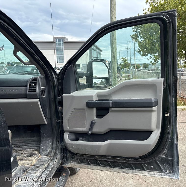 image for item EM6092 2017 Ford F350 Super Duty pickup truck