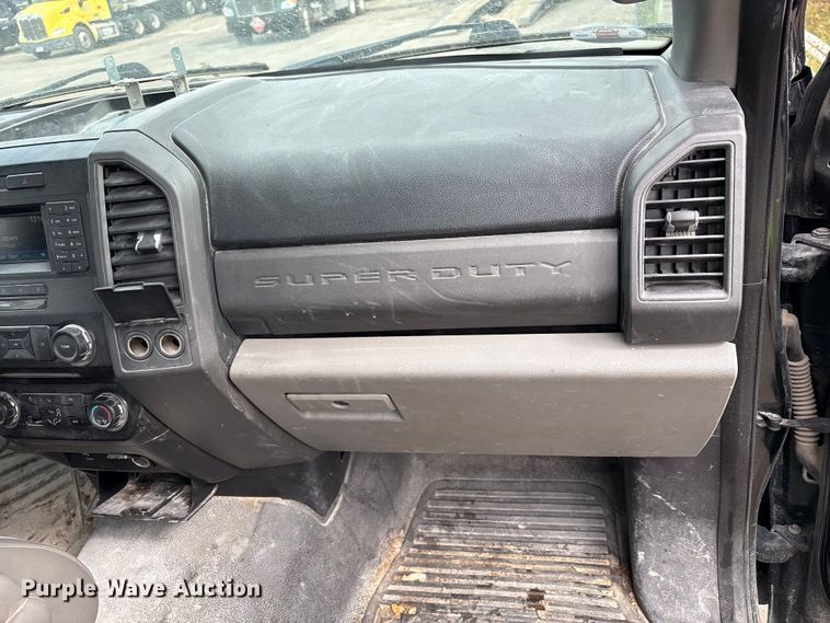 image for item EM6092 2017 Ford F350 Super Duty pickup truck