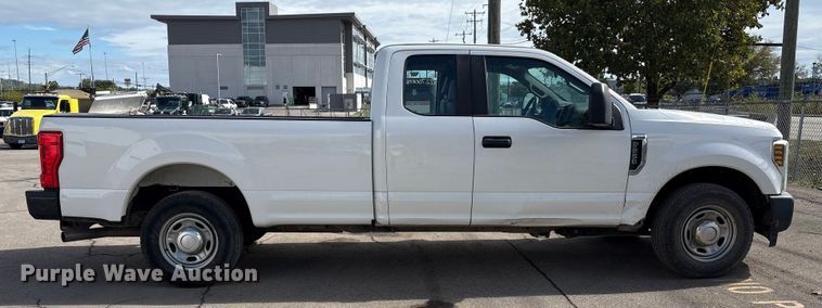 image for item EM6095 2018 Ford F250 Super Duty SuperCab pickup truck