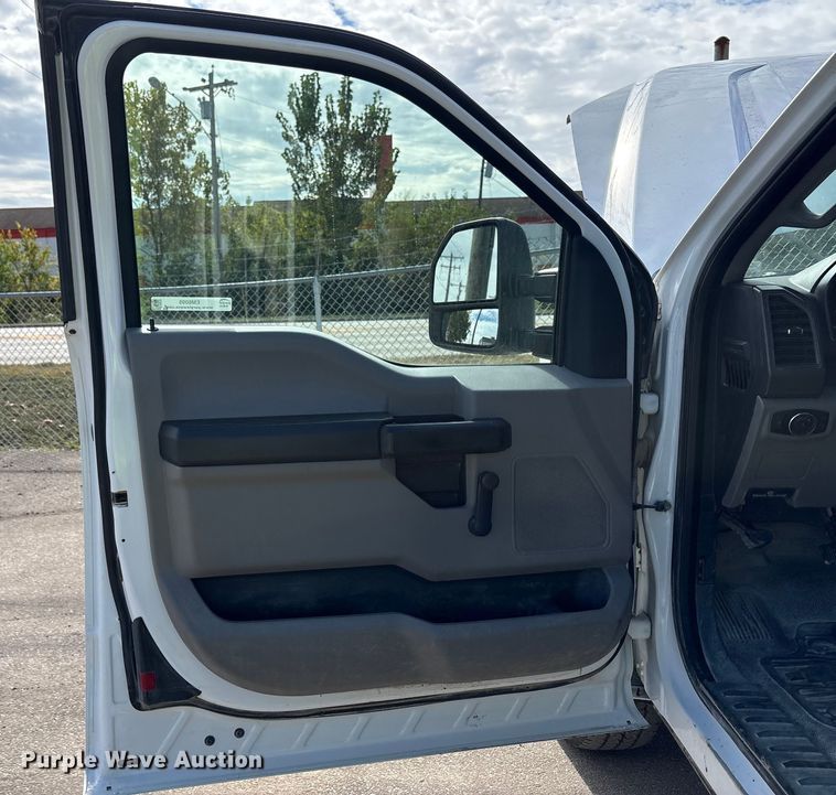 image for item EM6095 2018 Ford F250 Super Duty SuperCab pickup truck