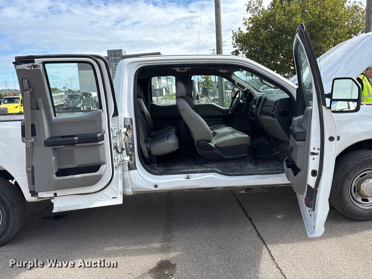 image for item EM6095 2018 Ford F250 Super Duty SuperCab pickup truck