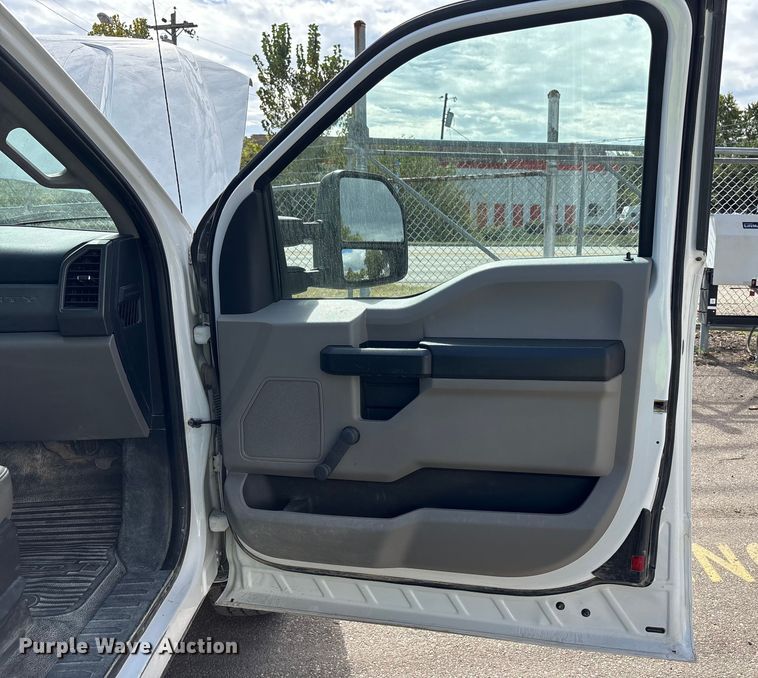 image for item EM6095 2018 Ford F250 Super Duty SuperCab pickup truck