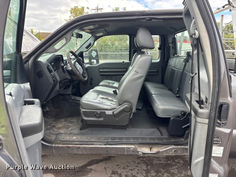 image for item EM6101 2013 Ford F250 Super Duty SuperCab pickup truck