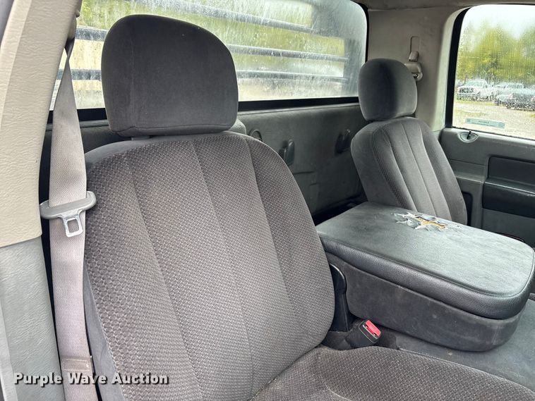 image for item EM6104 2006 Dodge Ram 3500 flatbed pickup truck