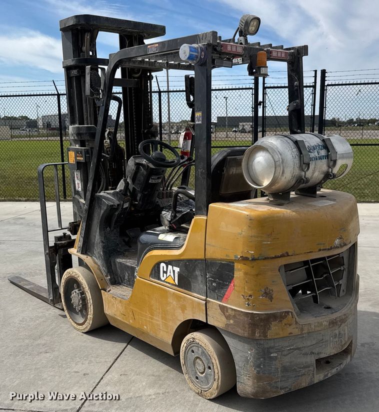 image for item EM8283 Caterpillar 2C6000 forklift