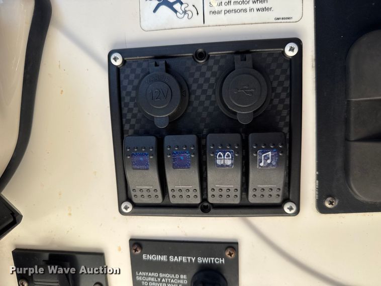 image for item EM8293 2006 Glastron MX175 boat