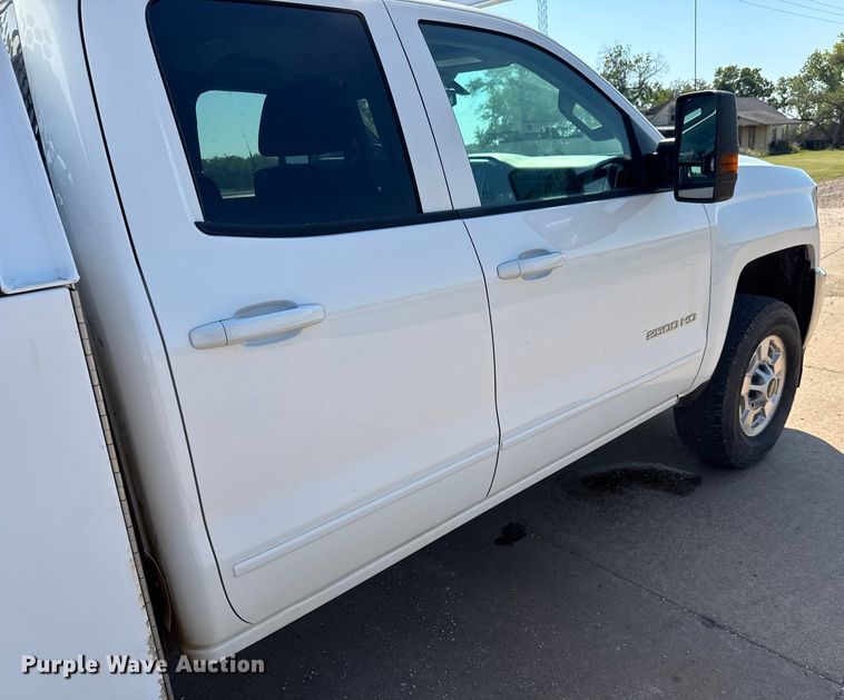 image for item EM8321 2019 Chevrolet Silverado 2500HD Double Cab utility bed pickup truck