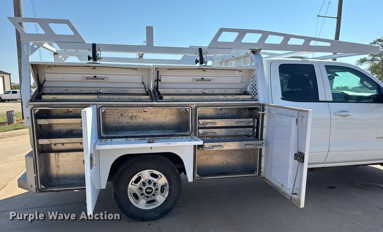 image for item EM8321 2019 Chevrolet Silverado 2500HD Double Cab utility bed pickup truck