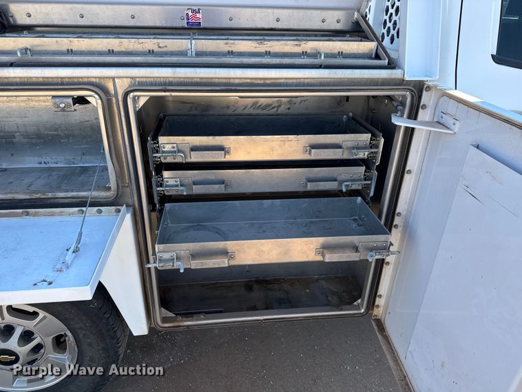 image for item EM8321 2019 Chevrolet Silverado 2500HD Double Cab utility bed pickup truck