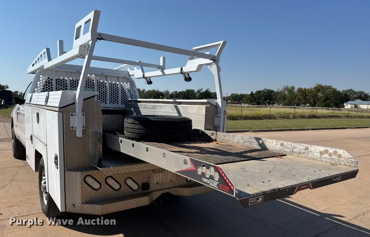 image for item EM8321 2019 Chevrolet Silverado 2500HD Double Cab utility bed pickup truck