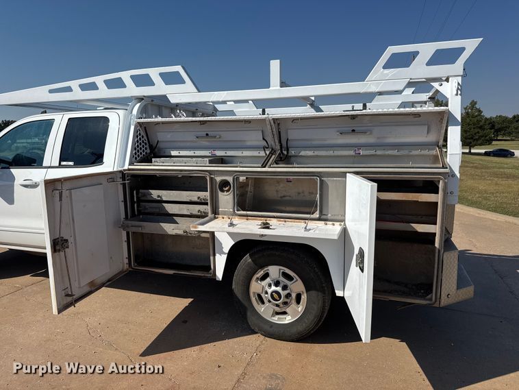 image for item EM8321 2019 Chevrolet Silverado 2500HD Double Cab utility bed pickup truck