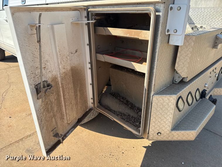 image for item EM8321 2019 Chevrolet Silverado 2500HD Double Cab utility bed pickup truck