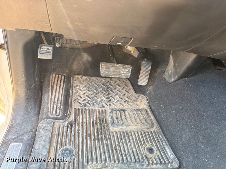 image for item EM8321 2019 Chevrolet Silverado 2500HD Double Cab utility bed pickup truck