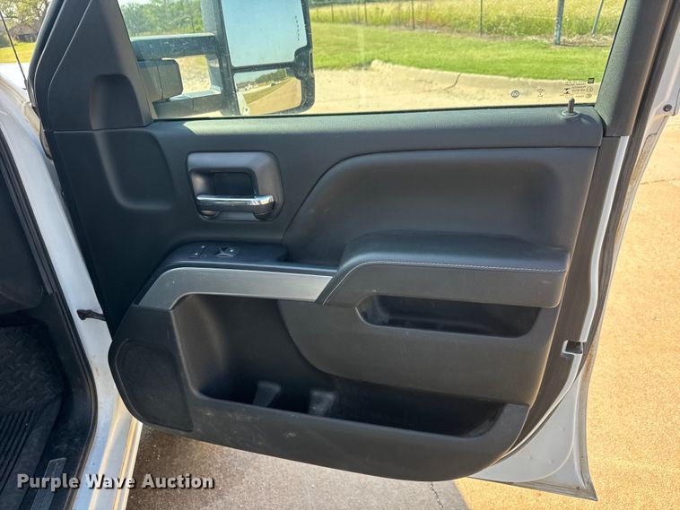 image for item EM8321 2019 Chevrolet Silverado 2500HD Double Cab utility bed pickup truck