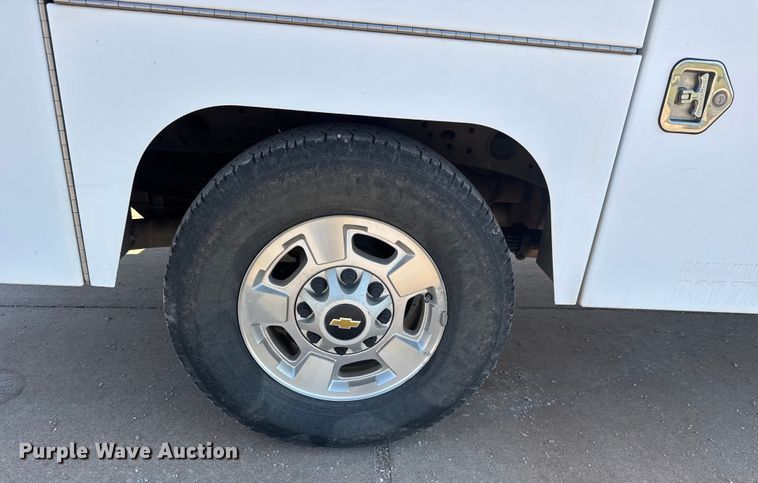 image for item EM8321 2019 Chevrolet Silverado 2500HD Double Cab utility bed pickup truck