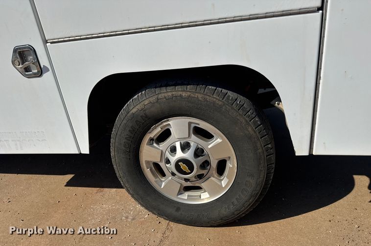 image for item EM8321 2019 Chevrolet Silverado 2500HD Double Cab utility bed pickup truck