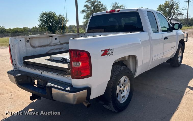 image for item EM8323 2013 Chevrolet Silverado 1500 Ext. Cab pickup truck