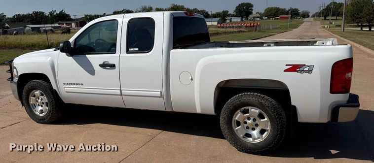 image for item EM8323 2013 Chevrolet Silverado 1500 Ext. Cab pickup truck