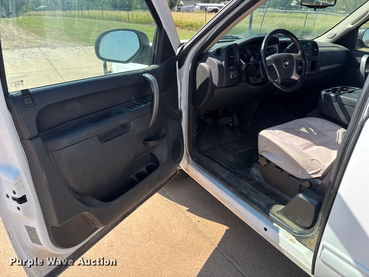 image for item EM8323 2013 Chevrolet Silverado 1500 Ext. Cab pickup truck