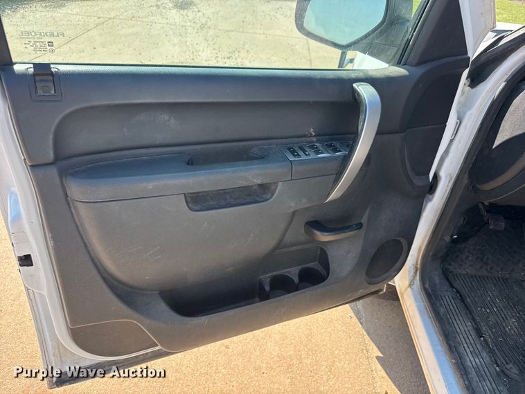 image for item EM8323 2013 Chevrolet Silverado 1500 Ext. Cab pickup truck