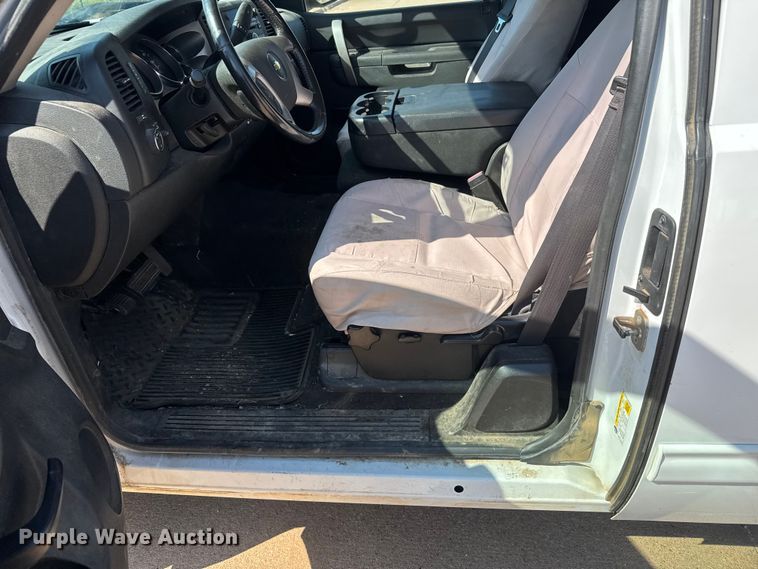 image for item EM8323 2013 Chevrolet Silverado 1500 Ext. Cab pickup truck