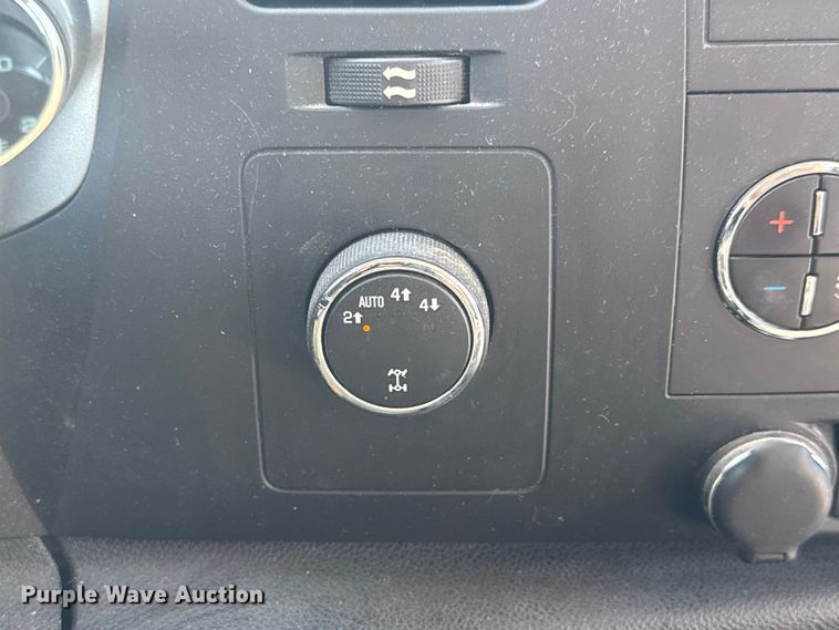 image for item EM8323 2013 Chevrolet Silverado 1500 Ext. Cab pickup truck