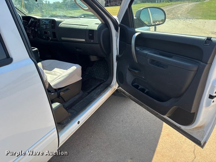 image for item EM8323 2013 Chevrolet Silverado 1500 Ext. Cab pickup truck